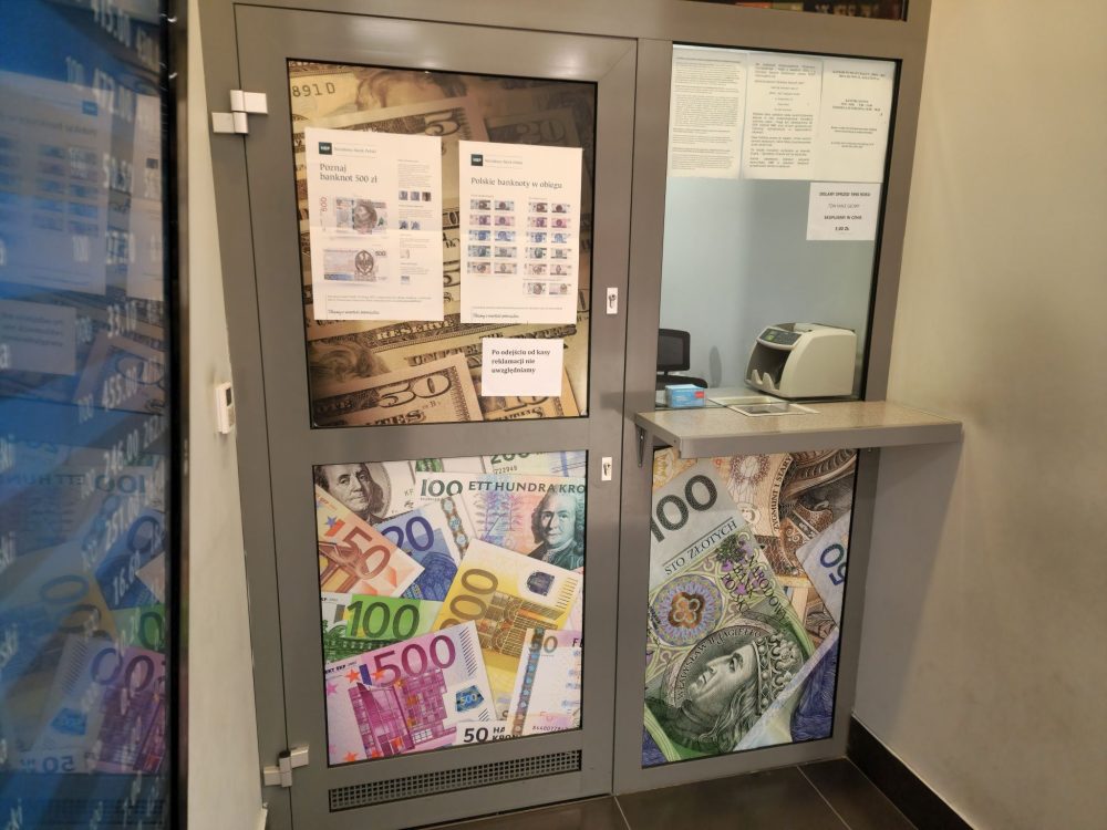 Okienko obsługi w kantorze w Galerii Olimpia
