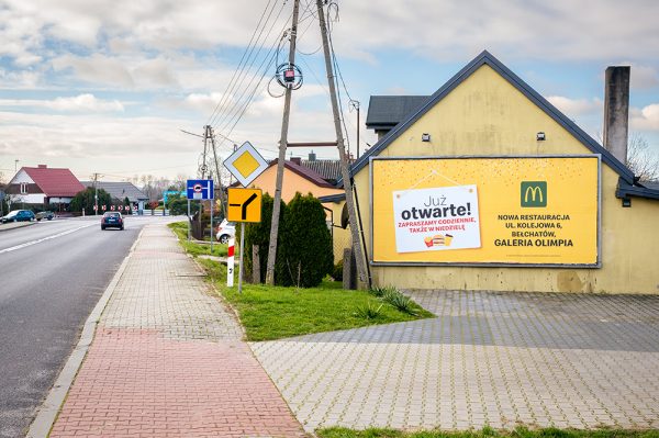 zdjęcie billboardu na drodze do galerii olimpia