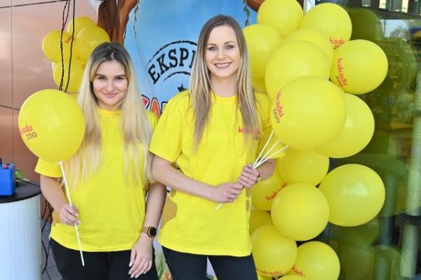 dwie hostessy z balonami