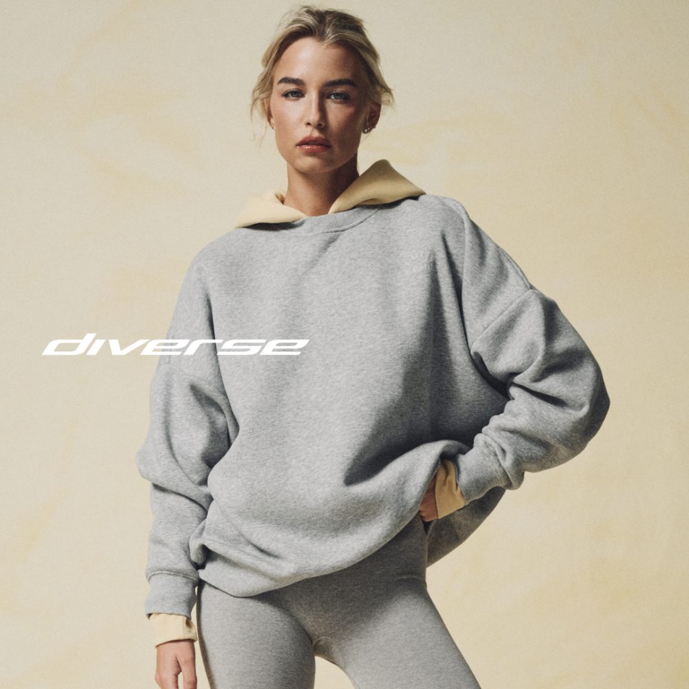 Diverse w Galerii Olimpia – kolekcja Athletics Pre Fall 2026 z bluzami, T-shirtami, denimem i warstwowymi stylizacjami.