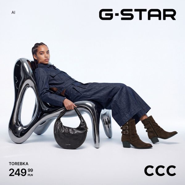 Nowa kolekcja G-STAR w CCC w Galerii Olimpia Bełchatów. Modelka w jeansowej stylizacji, brązowych botkach i z czarną torebką G-STAR.