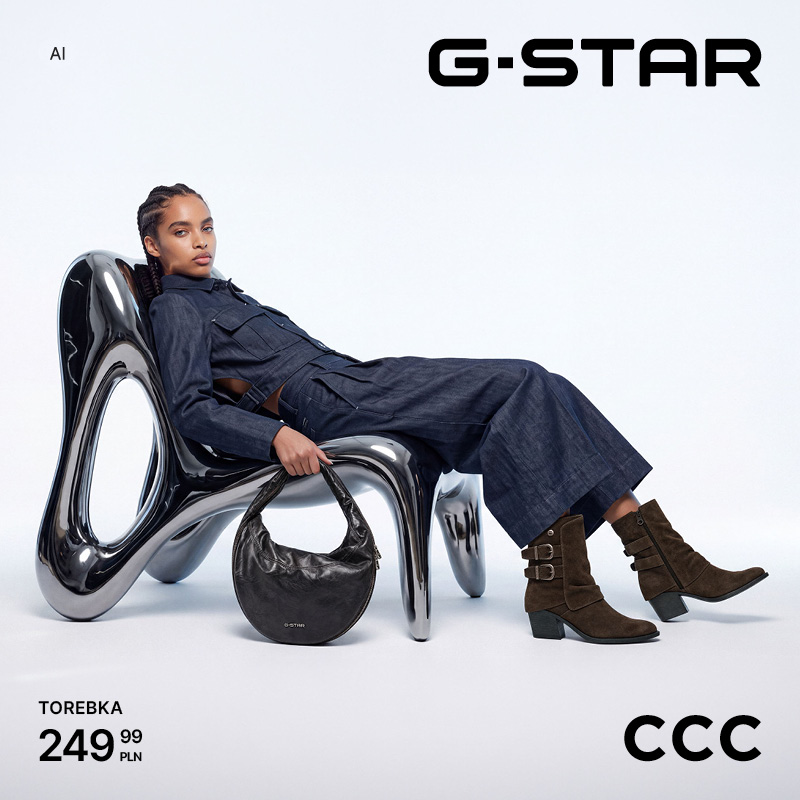 Nowa kolekcja G-STAR w CCC w Galerii Olimpia Bełchatów. Modelka w jeansowej stylizacji, brązowych botkach i z czarną torebką G-STAR.